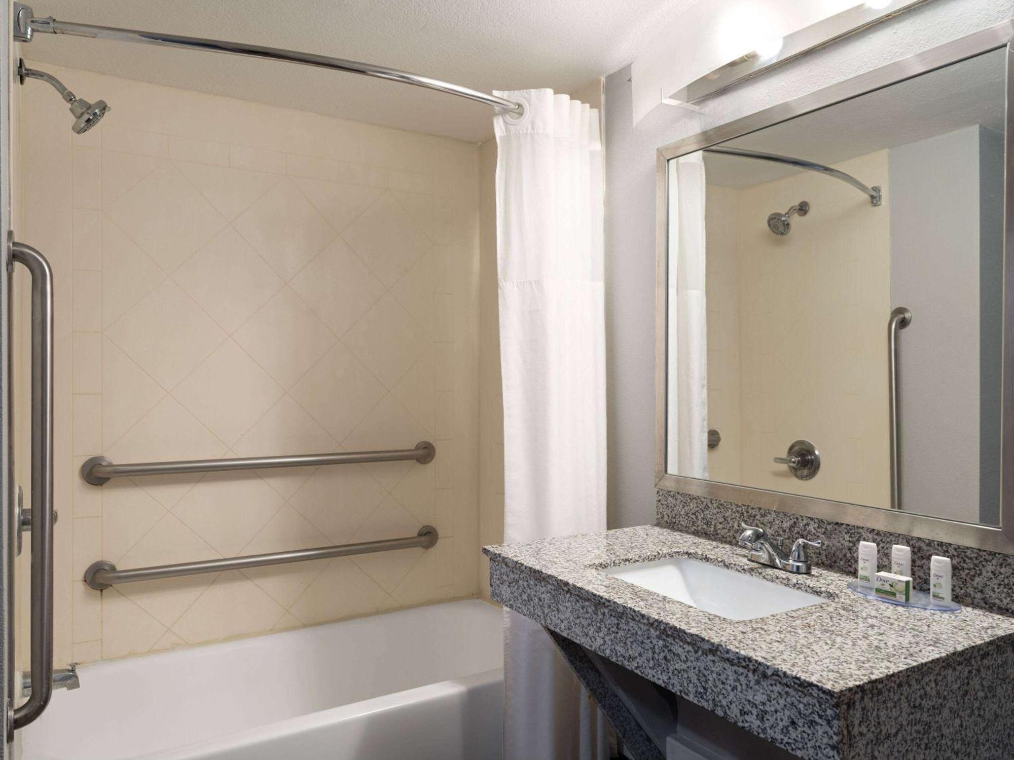Baymont By Wyndham East Hotel 2*